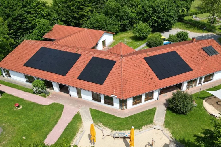 Photovoltaikanlage auf der Kita Storchennest in Donop